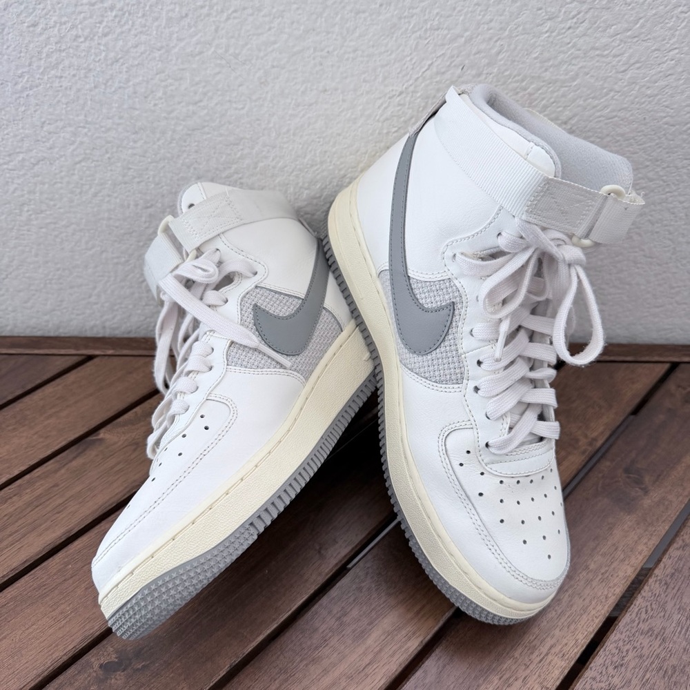 Nike Air Force 1 High '07 LV8. Size 7 youth/ 8.5 women’s.